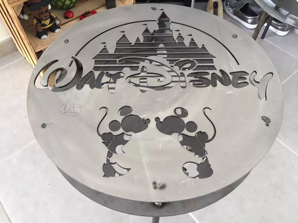 Table en acier avec gravure sur le thème Disney