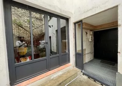 Menuiserie d&rsquo;entrée, SAS & cuisine extérieure isolée Aubais