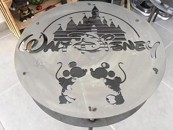 Table en acier avec gravure sur le thème Disney